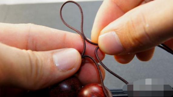 工具/原料:绳子,手串下面以珠子打结为例,核桃手链的结打法是一致的