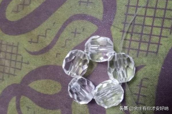 怎样用珠子串一彩色的绣球？