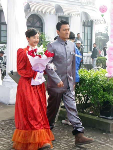 2009年6月,高圆圆和calvin被拍到在街上,高圆圆经纪人刘凯大方承认