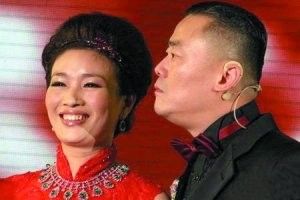 周立波老婆胡洁，胡洁比周立波大多(周立波两个老婆都是洁)