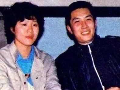 唐国强老婆自杀 