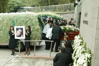 张国荣葬礼梅艳芳，梅艳芳打过几次(张国荣和梅艳芳谁先死)