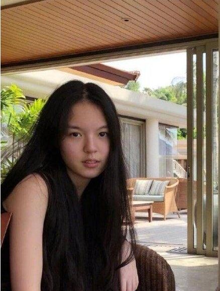 李咏16岁女儿照片曝光(李咏女儿晒合影)