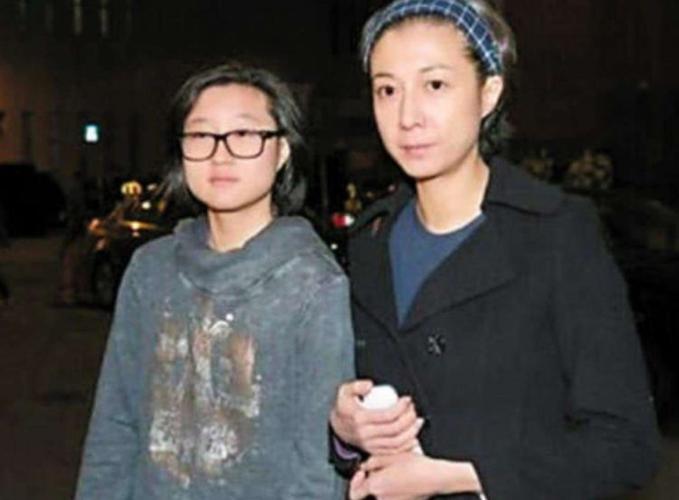 成龙为什么不认小龙女，成龙认小龙(成龙是否承认过小龙女)