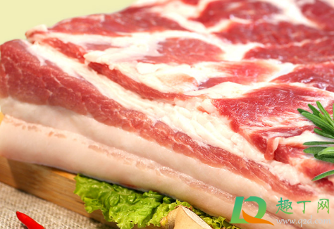 为什么猪肉切开是发绿-猪肉变绿色后煮熟还能吃吗</>
<(猪肉刚切开时发绿,过一会变正常)