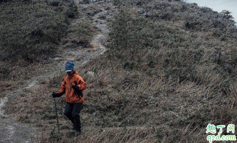 登山鞋要买得比平时大一号吗(登山鞋需要买大一点吗)