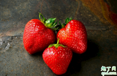 吃草莓会让尿液变色吗(喝完草莓汁尿液颜色)