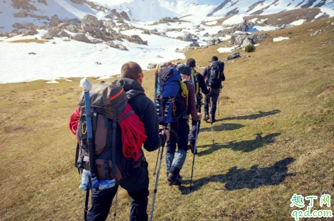 登山杖折叠和伸缩的哪个好(伸缩登山杖和折叠登山杖哪个好)