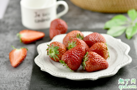 种草莓可以浇牛奶吗(牛奶草莓是用牛奶浇的吗)