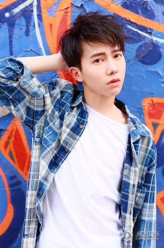 《我们的少年时代》中李俊濠扮演1名学生,他看起来年纪确实是挺小的