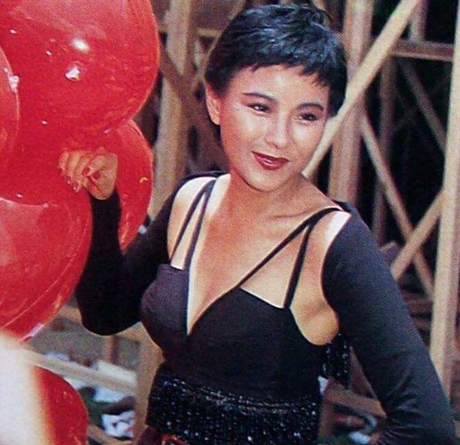 李美凤现在的生活照片,她穿比基尼照片身材超好　本文共（1099字）