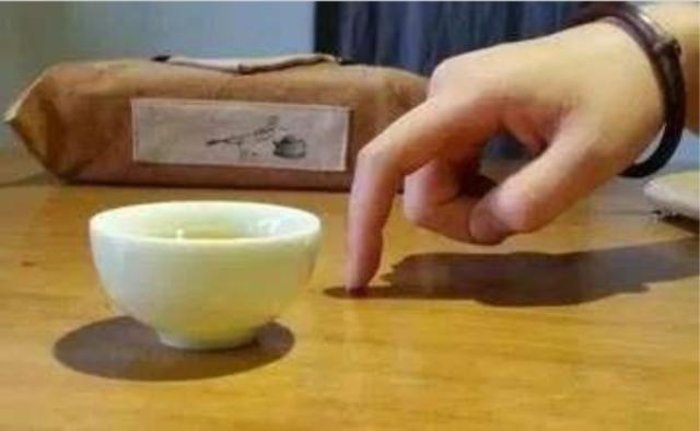 倒茶时用手指敲桌子有什么规矩,一般要敲几下？　本文共（1054字）