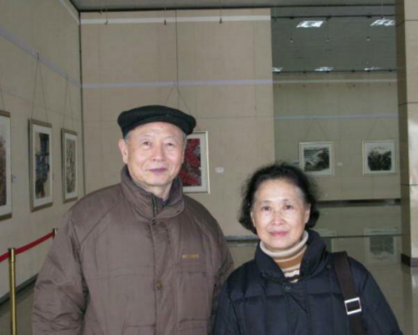 徐秀林年轻时候的照片,她丈夫王佳龙资料照片　本文共（1043字）