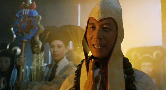 影片中刘洵饰演普渡慈航表面上是普度众生的菩萨,实际上是个大蜈蚣精