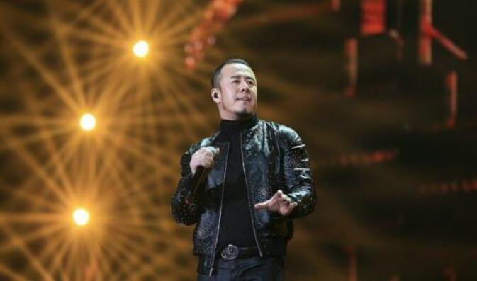 杨坤为什么总张嘴嘴巴一抽一抽的？他为什么