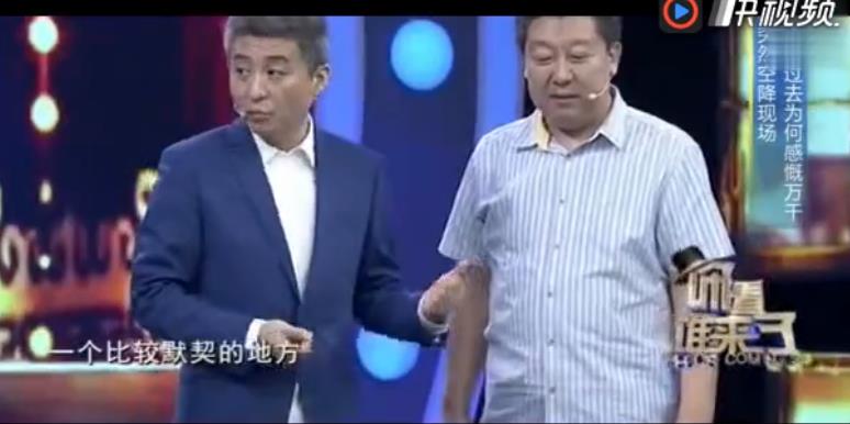 周炜头发怎么突然白了是自然白的吗